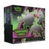 Pokémon TCG: Scarlet & Violet—Shrouded Fable Elite Trainer Box con diseño exclusivo de los Loyal Three: Okidogi, Munkidori y Fezandipiti. Caja ideal para almacenar cartas y accesorios de Pokémon TCG.