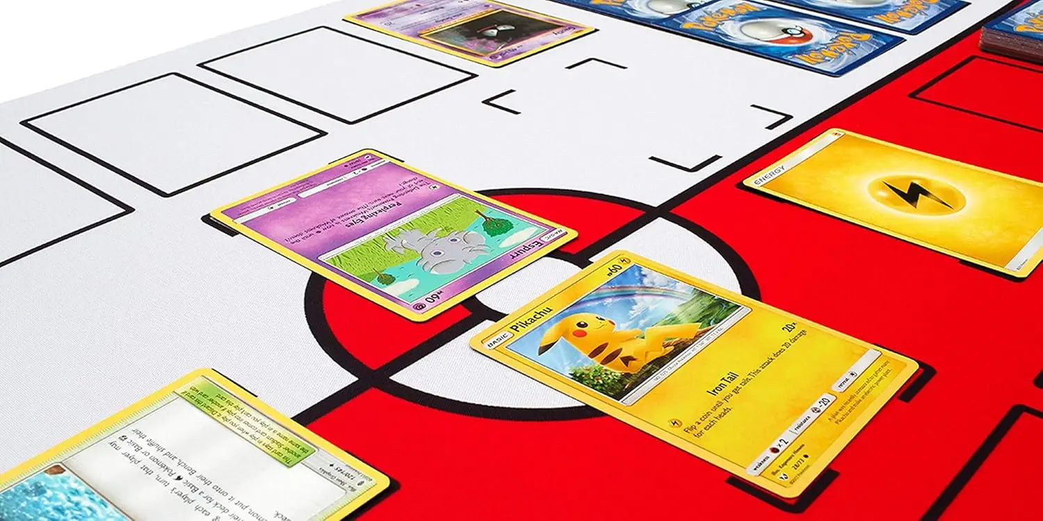 Colección de cartas Pokémon en un tapete de juego.