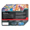 Pokémon TCG Leyendas Afiladas - Detalle de la parte trasera de la lata Imagen de la parte trasera del empaque de la lata Leyendas Afiladas de Pokémon TCG, que destaca los Pokémon legendarios Zacian EX y Koraidon EX. El empaque incluye texto promocional que describe el contenido: una carta promocional foil de Zacian EX o Koraidon EX, cinco sobres de cartas, y un código para Pokémon TCG Live. También se muestran advertencias, logos de Pokémon y detalles de copyright.