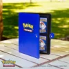 Folder azul premium de Pokémon TCG expuesto al aire libre con cartas almacenadas, ideal para jugadores y coleccionistas