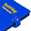 Primer plano del broche esmaltado con diseño de Pokébola en el binder azul oficial de Pokémon TCG