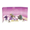 Figuras acrílicas montadas de Iono y su equipo con fondo rosado incluido en la colección