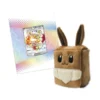 Deck box en forma de peluche de Eevee junto a protector transparente para cartas
