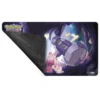 Primer plano del Playmat Pokémon Tinkaton mostrando el arte vibrante del personaje en una cueva mágica, ideal para JCC Pokémon