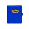 Vista frontal del folder premium azul de Pokémon TCG mostrando el logo bordado y el broche de Pokébola metálica