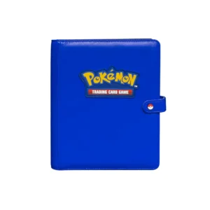 Vista frontal del folder premium azul de Pokémon TCG mostrando el logo bordado y el broche de Pokébola metálica