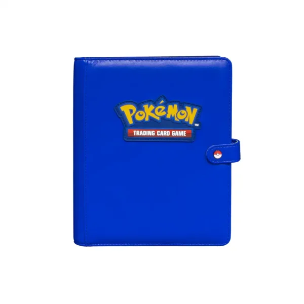 Vista frontal del folder premium azul de Pokémon TCG mostrando el logo bordado y el broche de Pokébola metálica