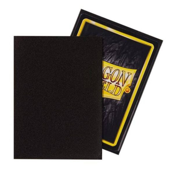 Detalle de la textura mate de un protector Dragon Shield Black para cartas Pokémon tamaño estándar