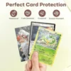 Carta Pokémon Servine protegida con sleeve Mlikero mostrando resistencia al agua y desgaste