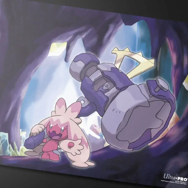 Playmat Pokémon Tinkaton mostrando la base antideslizante y superficie de tela suave para proteger cartas durante el juego