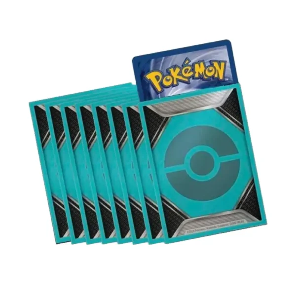 Paquete de 65 sleeves exclusivos del Trainer’s Toolkit 2024 con diseño metálico y carta Pokémon de muestra