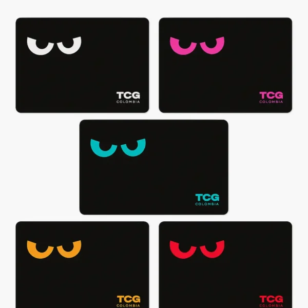 Cinco playmats TCG Colombia con fondo negro y logo colorido sobre fondo blanco, ideales para jugar Pokémon TCG o como mousepad premium.
