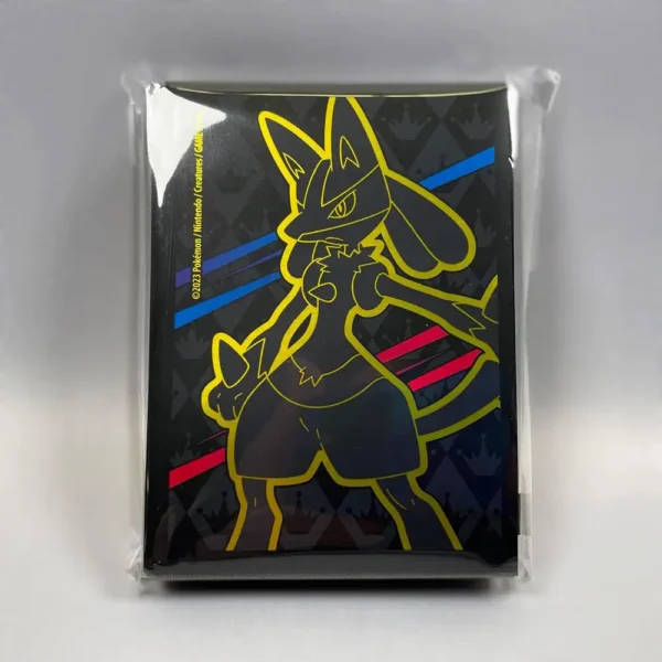 Pack sellado de protectores para cartas Pokémon con diseño de Lucario en negro y dorado de la colección Crown Zenith