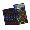 Protectores para cartas Pokémon desplegados en abanico, con diseño de Lucario y una carta asomando en uno de ellos
