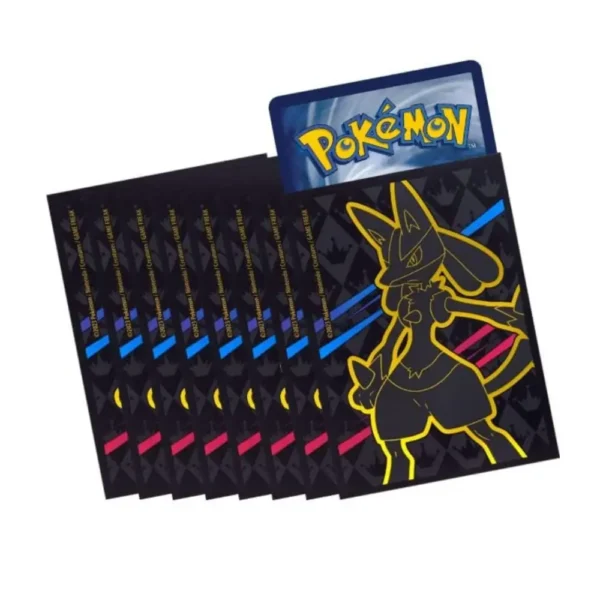 Protectores para cartas Pokémon desplegados en abanico, con diseño de Lucario y una carta asomando en uno de ellos