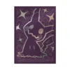 Primer plano del diseño del protector de cartas Mimikyu con acabado holográfico y fondo con patrones oscuros y figuras fantasmales