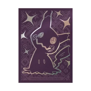 Primer plano del diseño del protector de cartas Mimikyu con acabado holográfico y fondo con patrones oscuros y figuras fantasmales