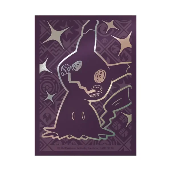 Primer plano del diseño del protector de cartas Mimikyu con acabado holográfico y fondo con patrones oscuros y figuras fantasmales