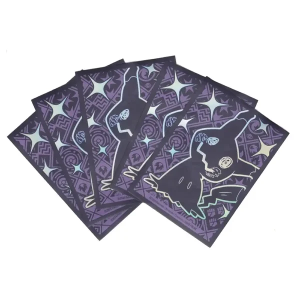Protectores con ilustración metálica de Mimikyu distribuidos en forma de abanico, sobre fondo blanco