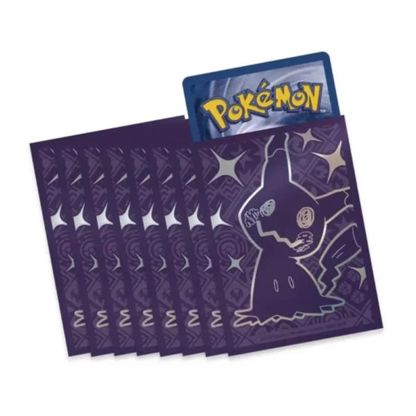 Protectores para cartas TCG con diseño de Mimikyu en tonos morados, mostrando una carta parcialmente insertada