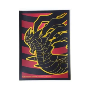 Primer plano del diseño de Giratina en dorado sobre fondo negro con franjas rojas, edición especial Lost Origin