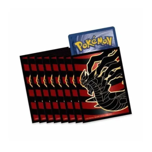 Protectores desplegados con arte de Giratina en fondo rojo y negro, con carta Pokémon insertada parcialmente