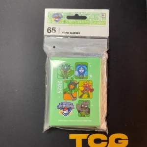 Paquete sellado de protectores de cartas Pokémon del NAIC 2025 con arte de los Terainformes y logo oficial del evento en New Orleans
