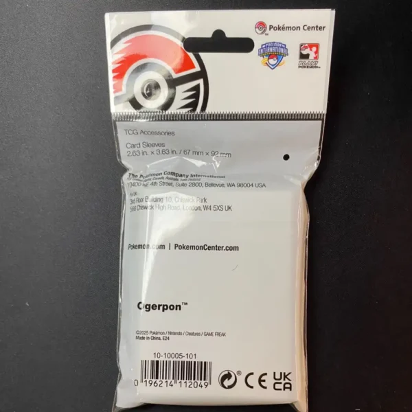 Parte trasera del paquete de sleeves oficiales del Campeonato Internacional 2025, con detalles de fabricación y marca Pokémon Center
