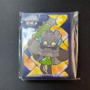 Paquete de protectores Pokémon TCG exclusivos para competidores del NAIC 2025 con arte de Ogerpon sobre fondo geométrico amarillo