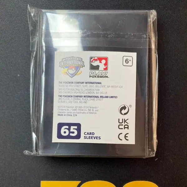 Empaque trasero de los protectores para cartas Pokémon del NAIC 2025, con detalles de fabricación y logos de Play! Pokémon