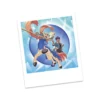 Un sticker fotográfico que presenta una ilustración de Hop junto a su Zacian, con un fondo azul brillante, incluido en la Hop's Zacian ex Box.