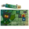 Un playmat de Pokémon con diseño de Ogerpon y el logo del Campeonato Internacional de Nueva Orleans 2025, junto a su bolsa de transporte enrollada, mostrando su diseño temático y exclusivo del evento.