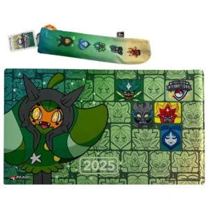 Un playmat de Pokémon con diseño de Ogerpon y el logo del Campeonato Internacional de Nueva Orleans 2025, junto a su bolsa de transporte enrollada, mostrando su diseño temático y exclusivo del evento.