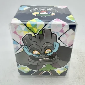 Vista frontal de la Pokémon NA International Championships Competitor Deckbox NAIC 2025, con una ilustración de Ogerpon y el logo del evento en la parte superior, mostrando su diseño exclusivo.