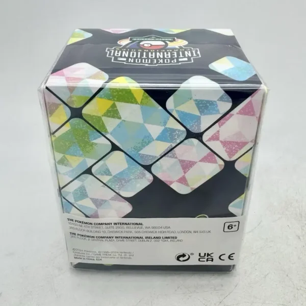 Vista trasera de la Pokémon NA International Championships Competitor Deckbox NAIC 2025, mostrando el patrón geométrico, información de copyright de The Pokémon Company International y el logo de internacionalización invertido