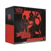 Caja de la Elite Trainer Box de Pokémon TCG Scarlet & Violet Destined Rivals, con diseño principal en negro y rojo, mostrando a Giovanni y Mewtwo, y el logo de Team Rocket "R".