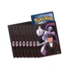 Un grupo de protectores de cartas de Pokémon TCG con un diseño de Mewtwo y Giovanni del Team Rocket sobre un fondo negro y un borde rojo, con una carta de Pokémon mostrando su reverso asomando por encima