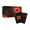 Caja de coleccionista de la Elite Trainer Box de Destined Rivals con diseño de Mewtwo y Giovanni, acompañada de un par de divisores de cartas con el logo "R" de Team Rocket, para organizar las cartas