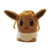 Primer plano del suave estuche de accesorios de Eevee, mostrando su diseño detallado y el cierre de cordón, ideal para coleccionables de Pokémon