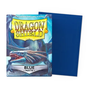 Fundas Dragon Shield Matte Blue Caja de fundas Dragon Shield Matte Blue (Azul Mate) de tamaño estándar (100 unidades) para cartas, con el arte del dragón en la caja, y una funda azul mate individual mostrada a la derecha.