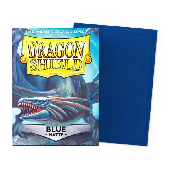 Caja de fundas Dragon Shield Matte Blue (Azul Mate) de tamaño estándar (100 unidades) para cartas, con el arte del dragón en la caja, y una funda azul mate individual mostrada a la derecha.