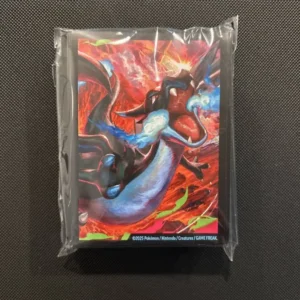 Paquete sellado de 65 fundas protectoras para cartas Pokémon con arte de Mega Charizard X. Accesorio exclusivo de la Ultra Premium Collection 2025