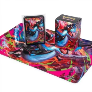 Set de 3 accesorios oficiales de Pokémon TCG: Tablero de juego (Playmat), Portamazo (Deck Box) y Fundas (Sleeves) con diseño coordinado de Mega Charizard X. Combo exclusivo de la UPC Phantasmal Flames.