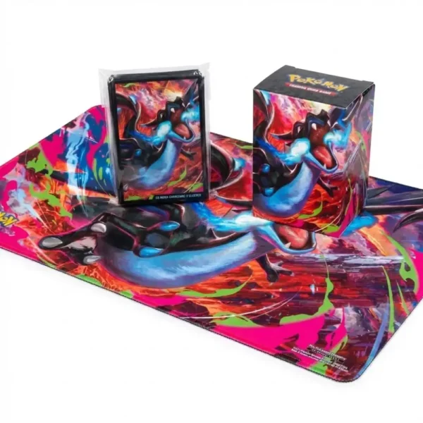 Set de 3 accesorios oficiales de Pokémon TCG: Tablero de juego (Playmat), Portamazo (Deck Box) y Fundas (Sleeves) con diseño coordinado de Mega Charizard X. Combo exclusivo de la UPC Phantasmal Flames.