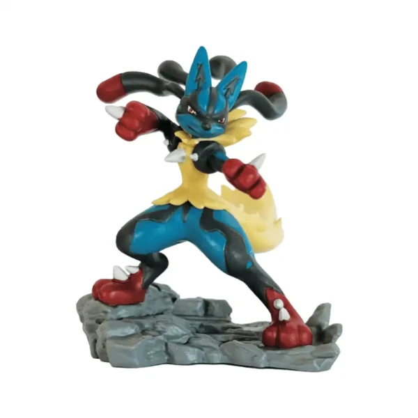 figura-mega-lucario-ex-primer-plano-detalle Primer plano de la figura coleccionable de Mega Lucario ex esculpida en pose de batalla. Accesorio incluido en la Figure Collection.
