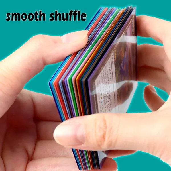 Muestra de sleeves Shark Fortress en varios colores durante el barajado